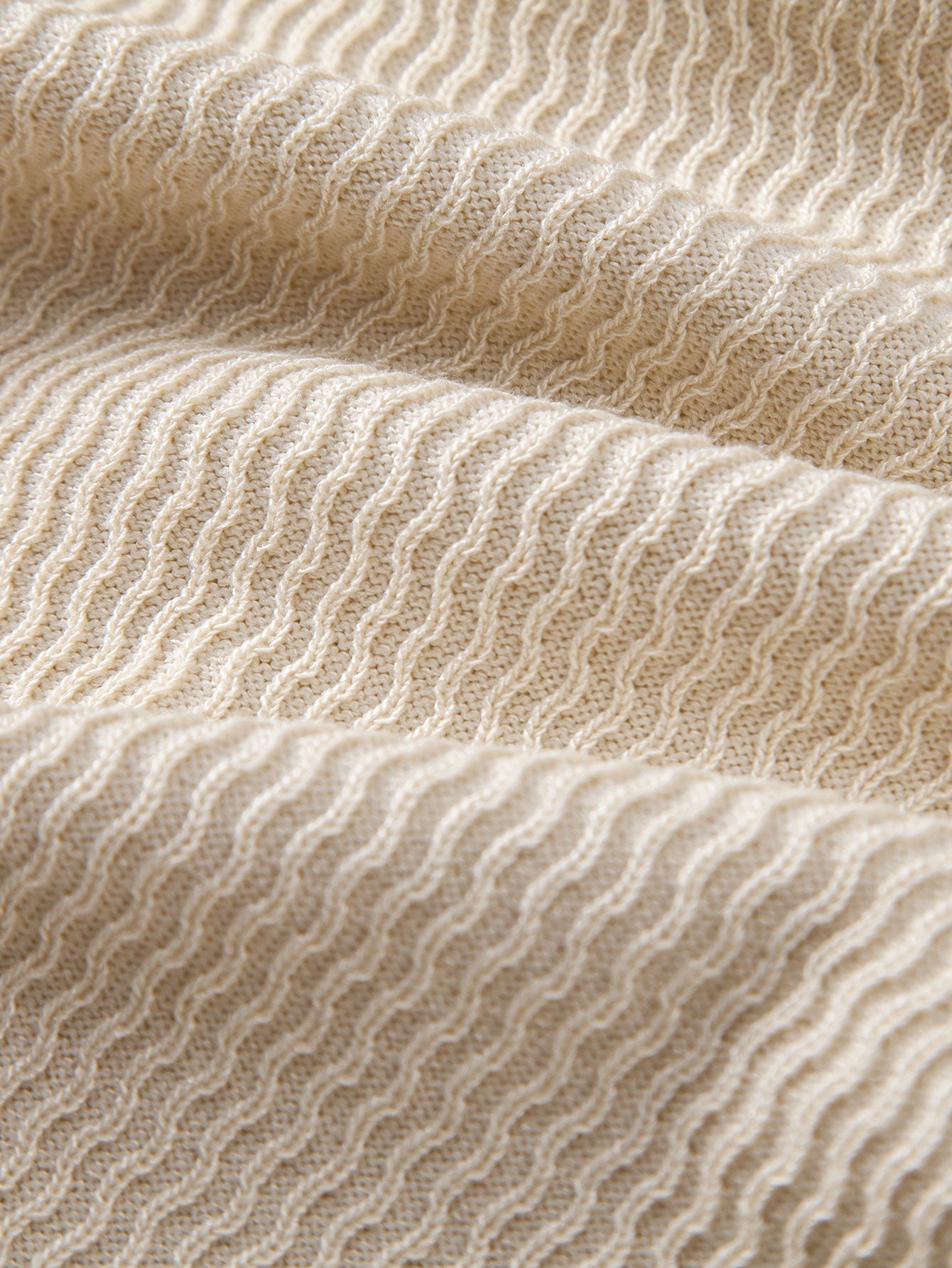 Wellen-Jacquard-Polohemd mit V-Ausschnitt und schmal zulaufender Hose