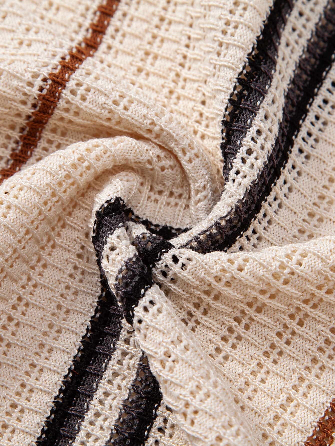 Gestreiftes Häkelhemd mit Knopfleiste und gerade geschnittene Leinenhose