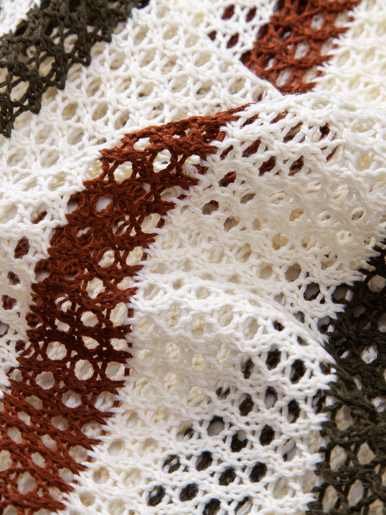 Gestreiftes Poloshirt mit Häkel-V-Ausschnitt und gerade geschnittene Leinenhose