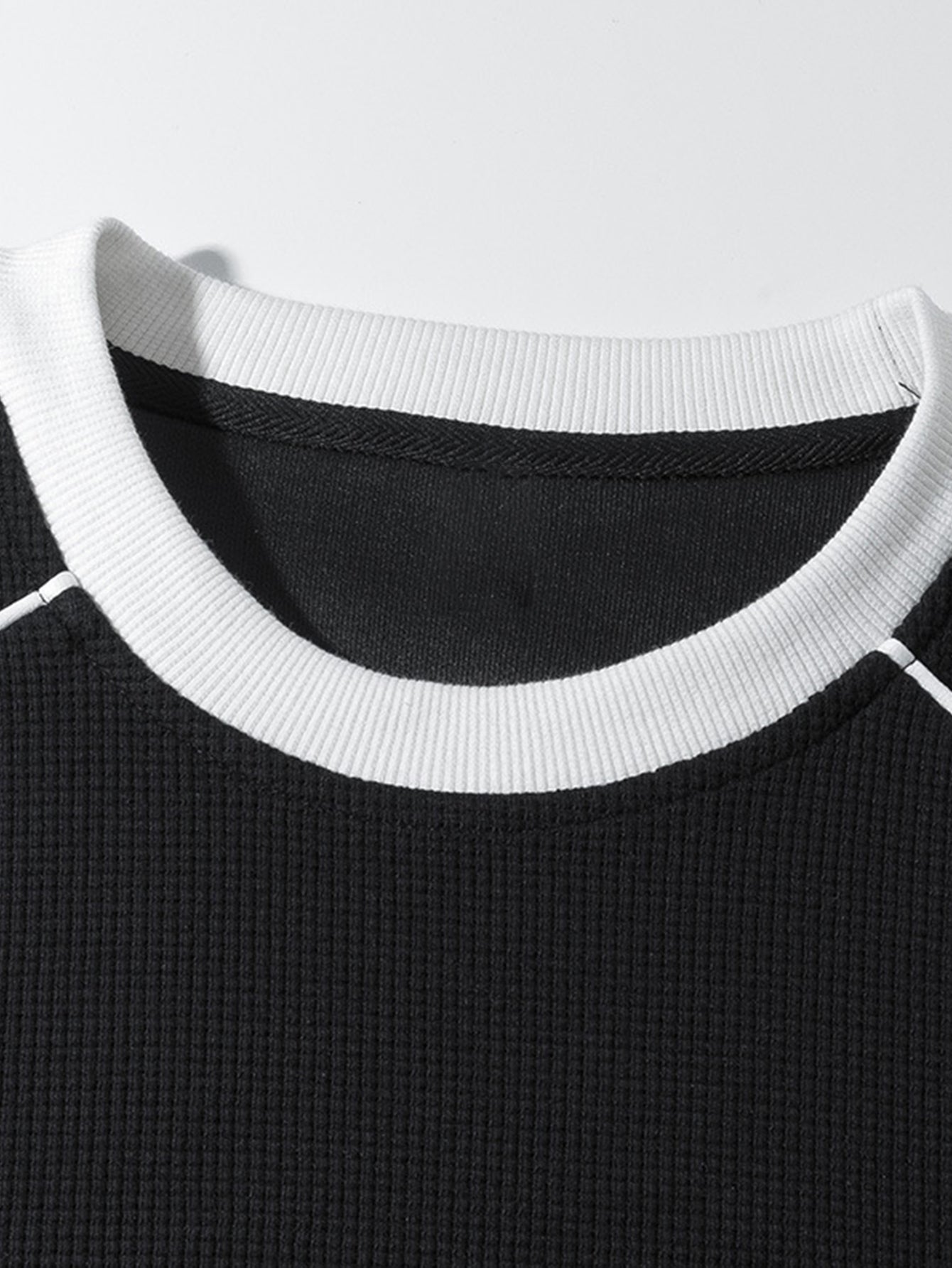 Gestreiftes Waffel-Sweatshirt mit Rundhalsausschnitt für einen lässigen Look