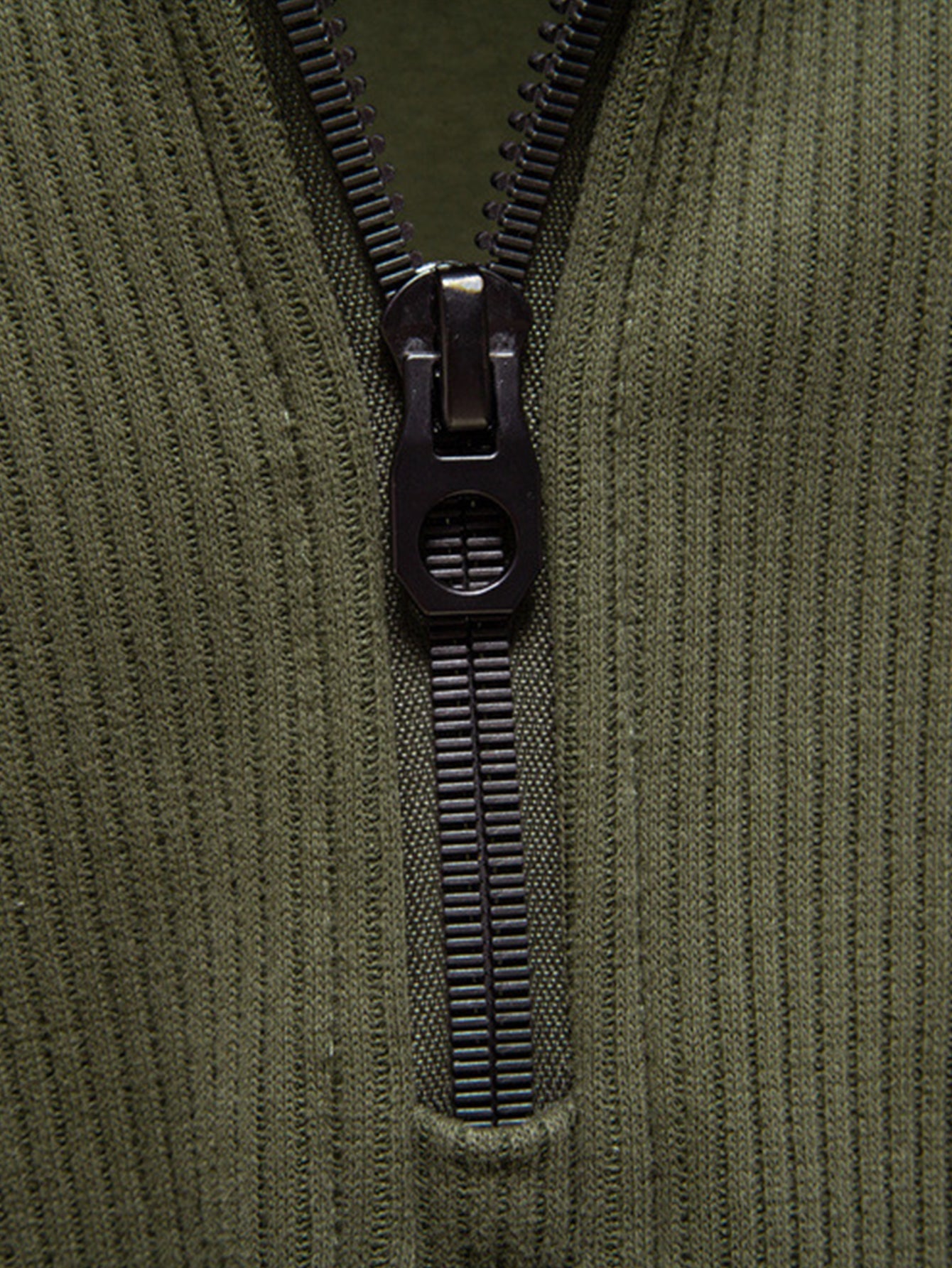 Gestreiftes Sweatshirt mit Raglanärmeln und Viertel-Reißverschluss