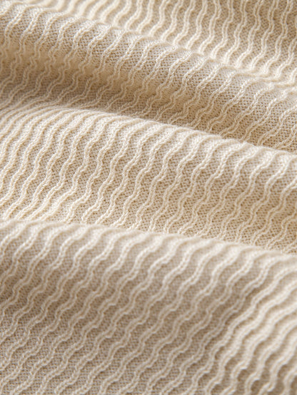 Wellen-Jacquard-Polohemd mit V-Ausschnitt und schmal zulaufender Hose