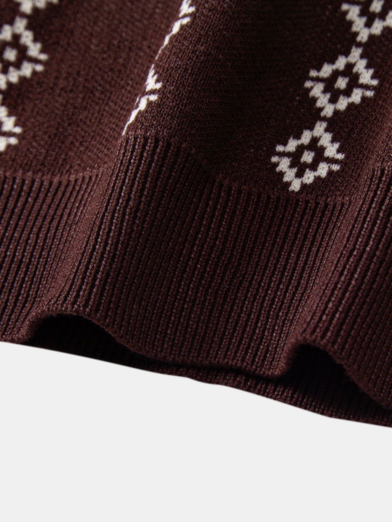 V-Ausschnitt Poloshirt mit geometrischem Strickmuster