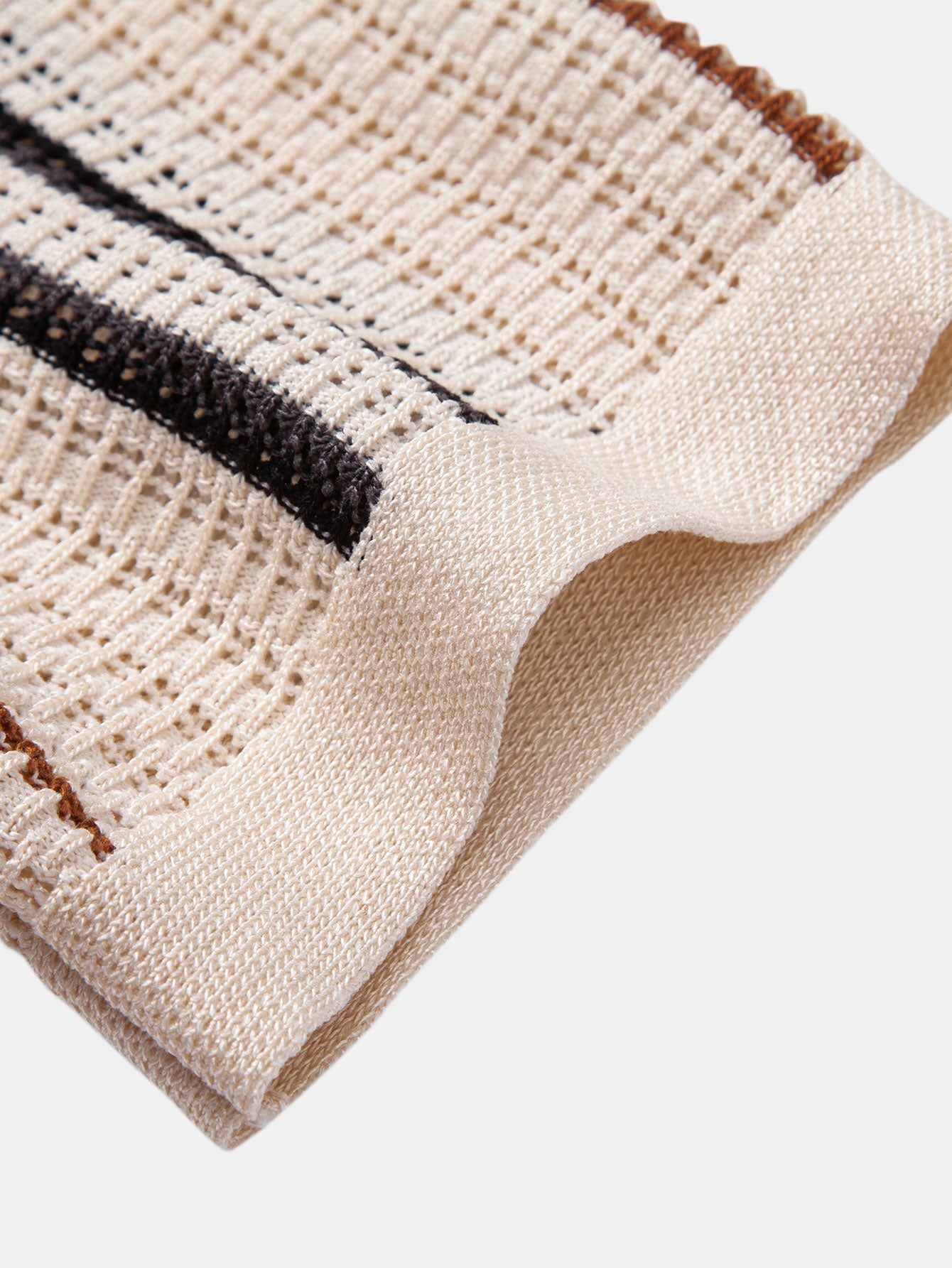 Gestreiftes Häkelhemd mit Knopfleiste und gerade geschnittene Leinenhose