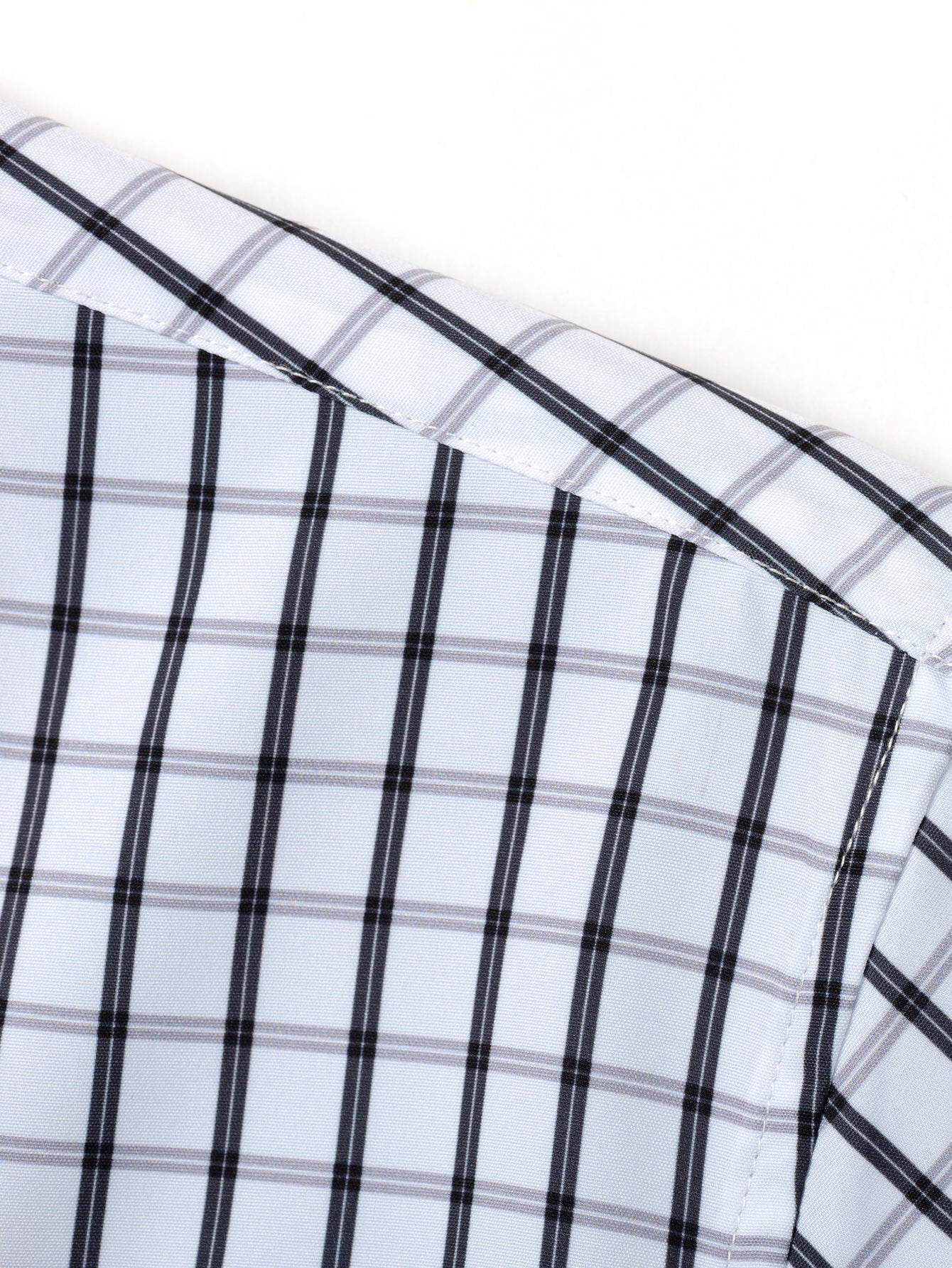 Langärmliges kariertes Hemd mit Knopfverschluss