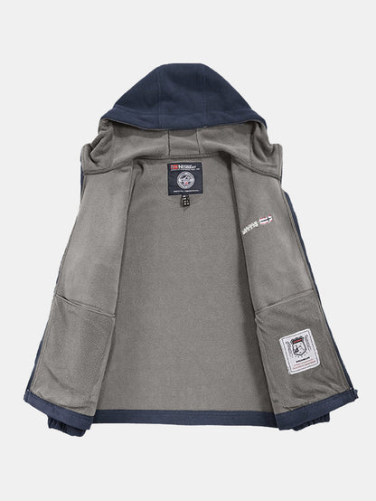 Fleecejacke mit Reißverschlusstasche und Kapuze