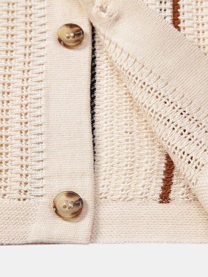 Gestreiftes Häkelhemd mit Knopfleiste und gerade geschnittene Leinenhose