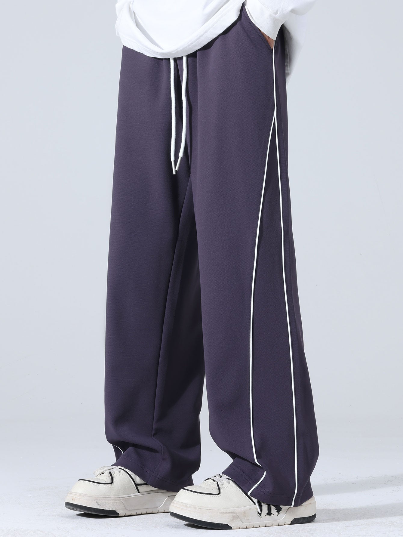 Bequeme Hose mit seitlichem Streifen