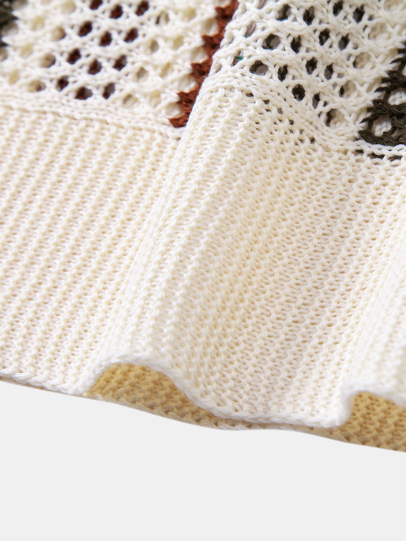 Gestreiftes Poloshirt mit Häkel-V-Ausschnitt