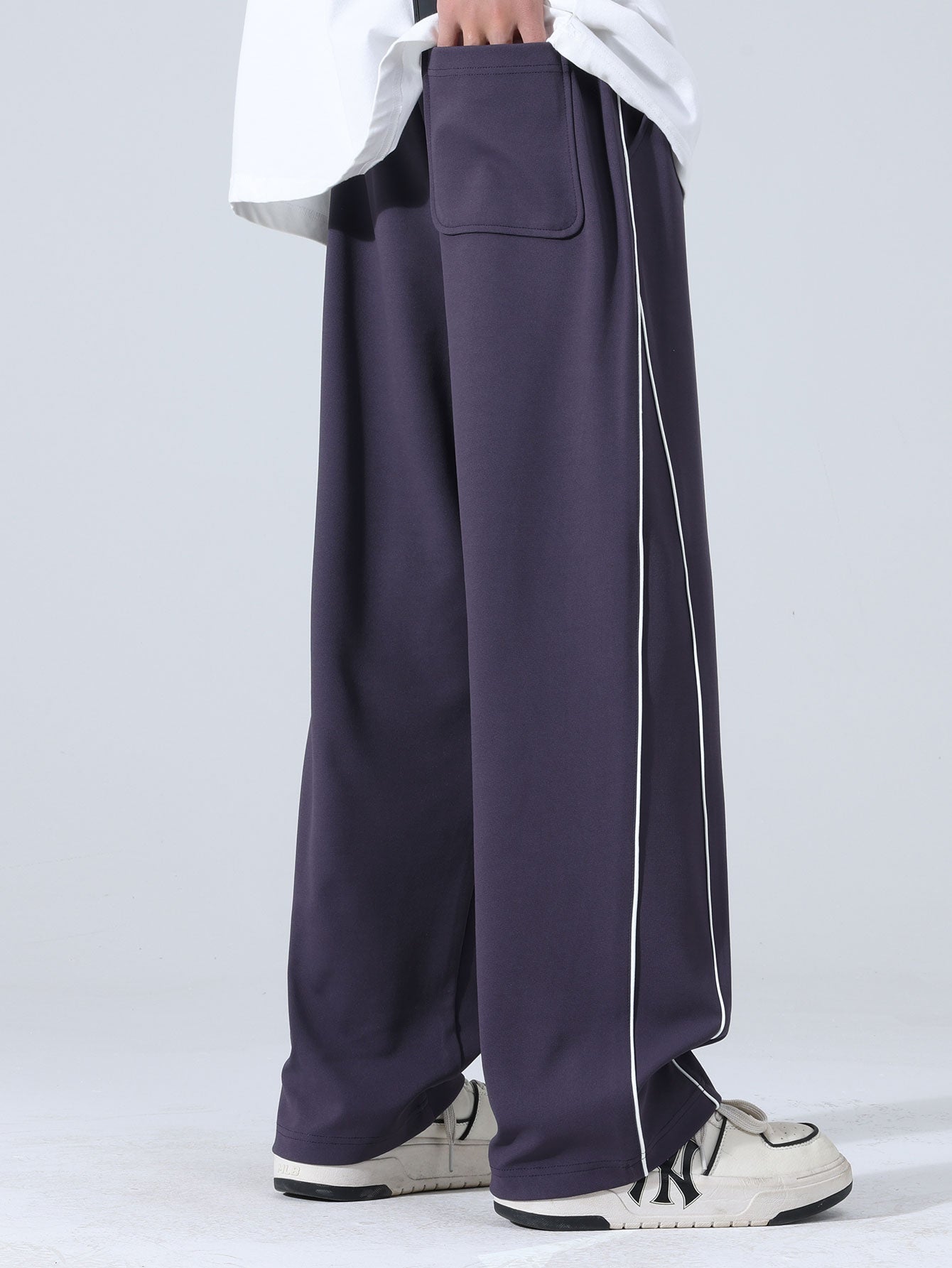 Bequeme Hose mit seitlichem Streifen