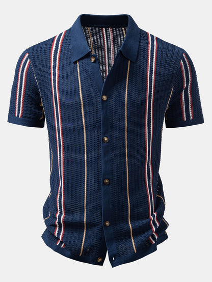 Gestreiftes Häkelhemd mit Knopfleiste und gerade geschnittene Leinenhose