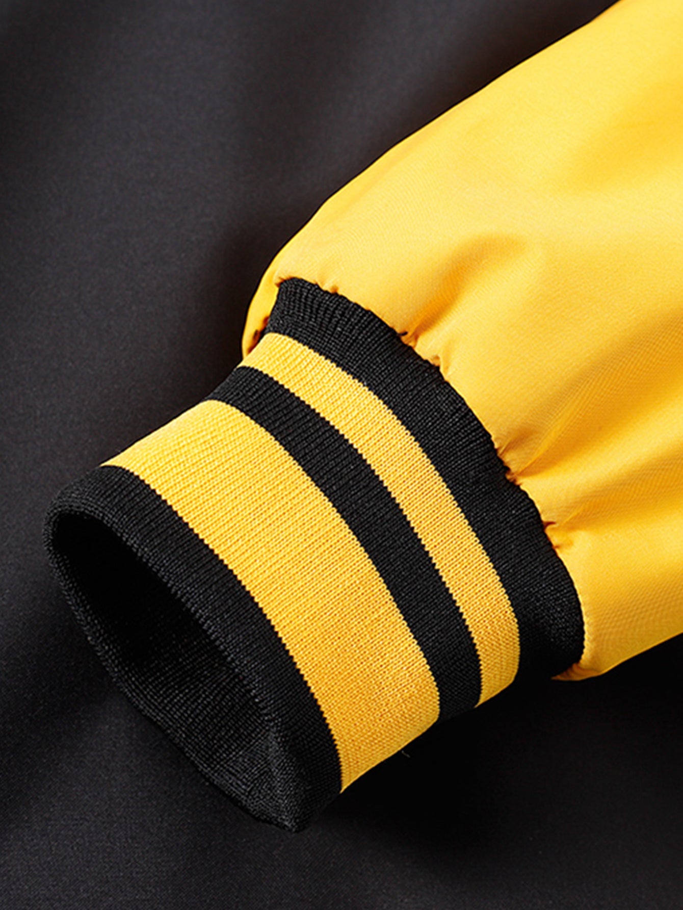 Baseballjacke im Locker-Schnitt mit kontrastierender Stickerei