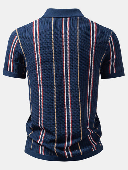 Gestreiftes Häkelhemd mit Knopfleiste und gerade geschnittene Leinenhose