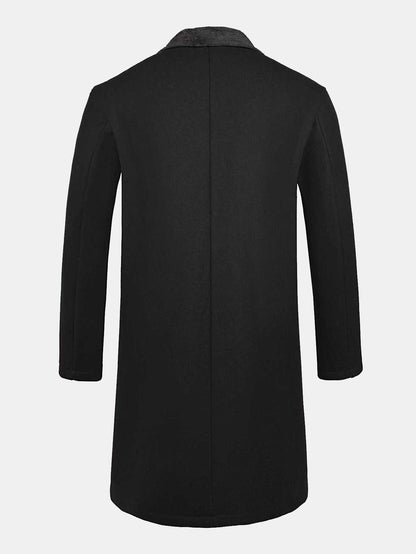 Langer Kunstwollmantel mit Teddyfleece-Kragen" can be rewritten as "Langer Mantel aus Kunstwolle mit kuscheligem Teddyfleece-Kragen.