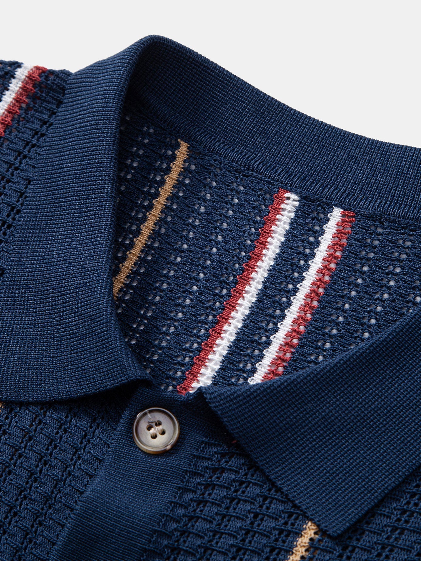 Gestreiftes Häkelhemd mit Knopfleiste