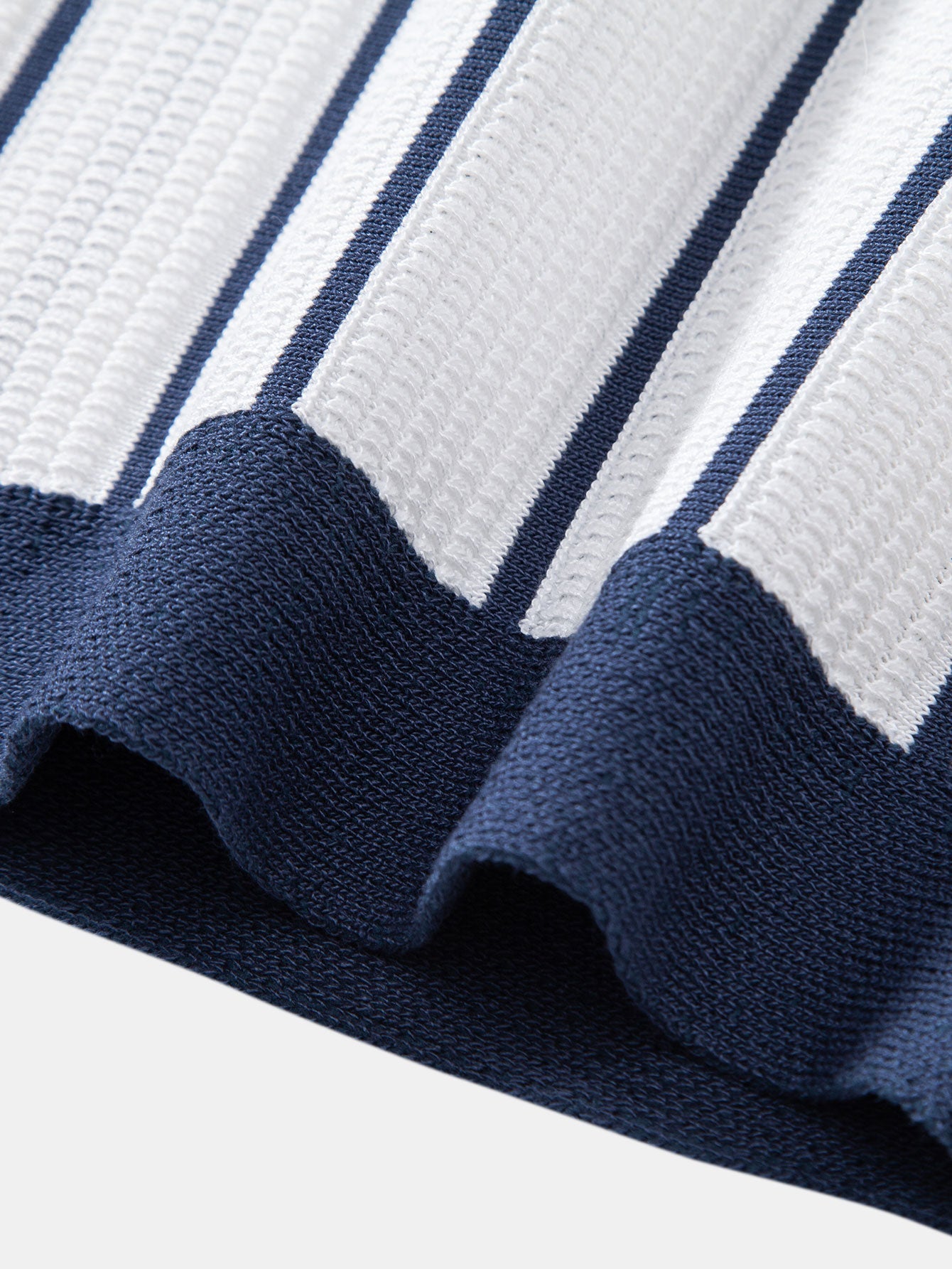 Gestreiftes Strickhemd mit Knopfverschluss