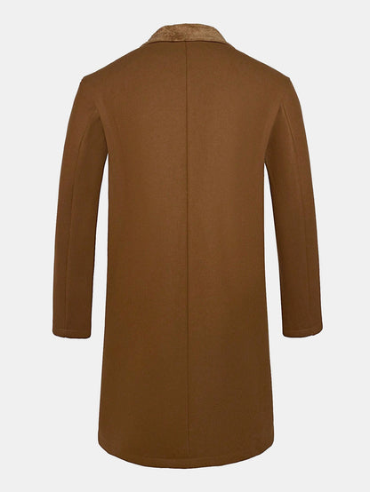 Langer Kunstwollmantel mit Teddyfleece-Kragen" can be rewritten as "Langer Mantel aus Kunstwolle mit kuscheligem Teddyfleece-Kragen.