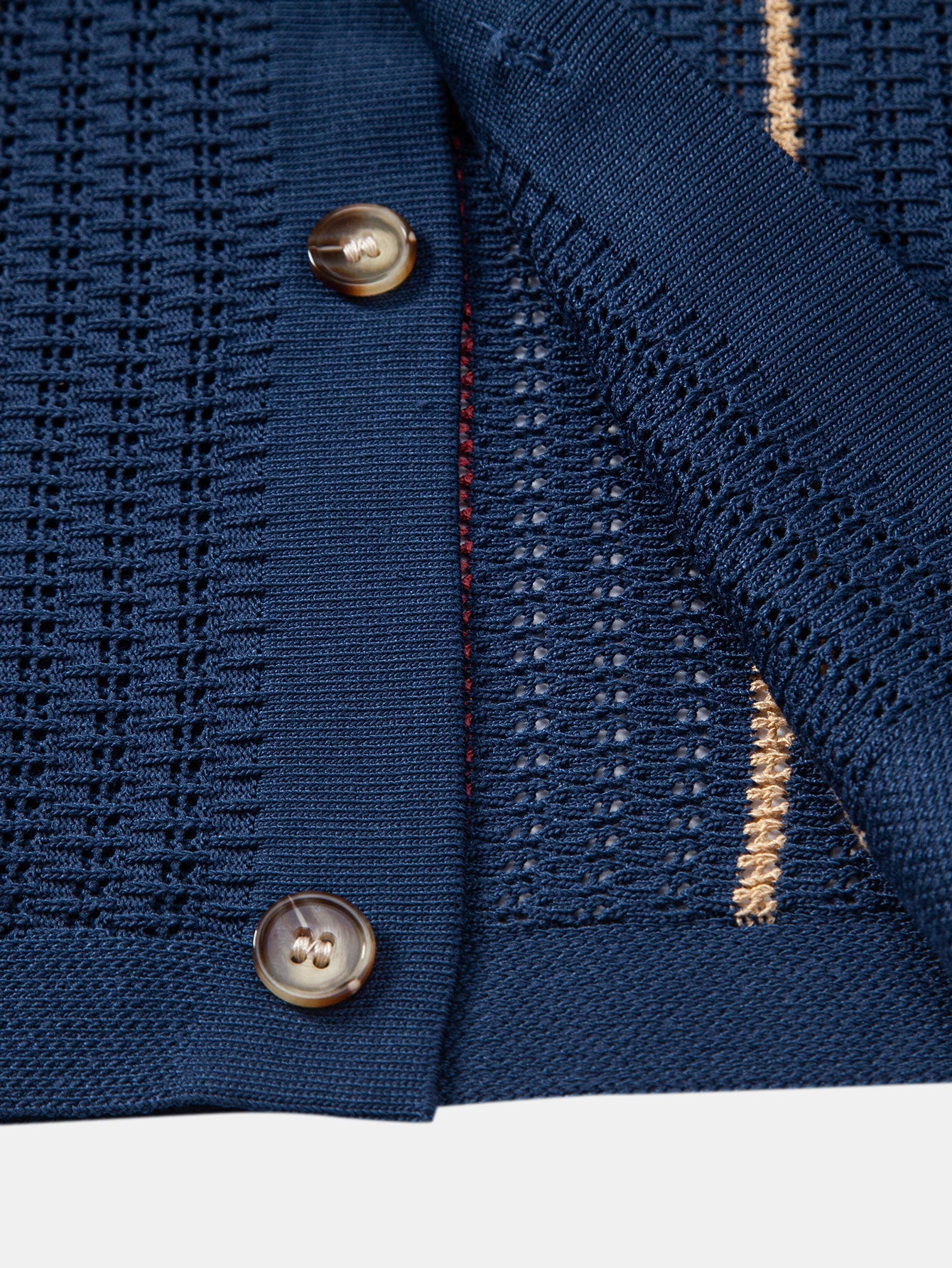 Gestreiftes Häkelhemd mit Knopfleiste