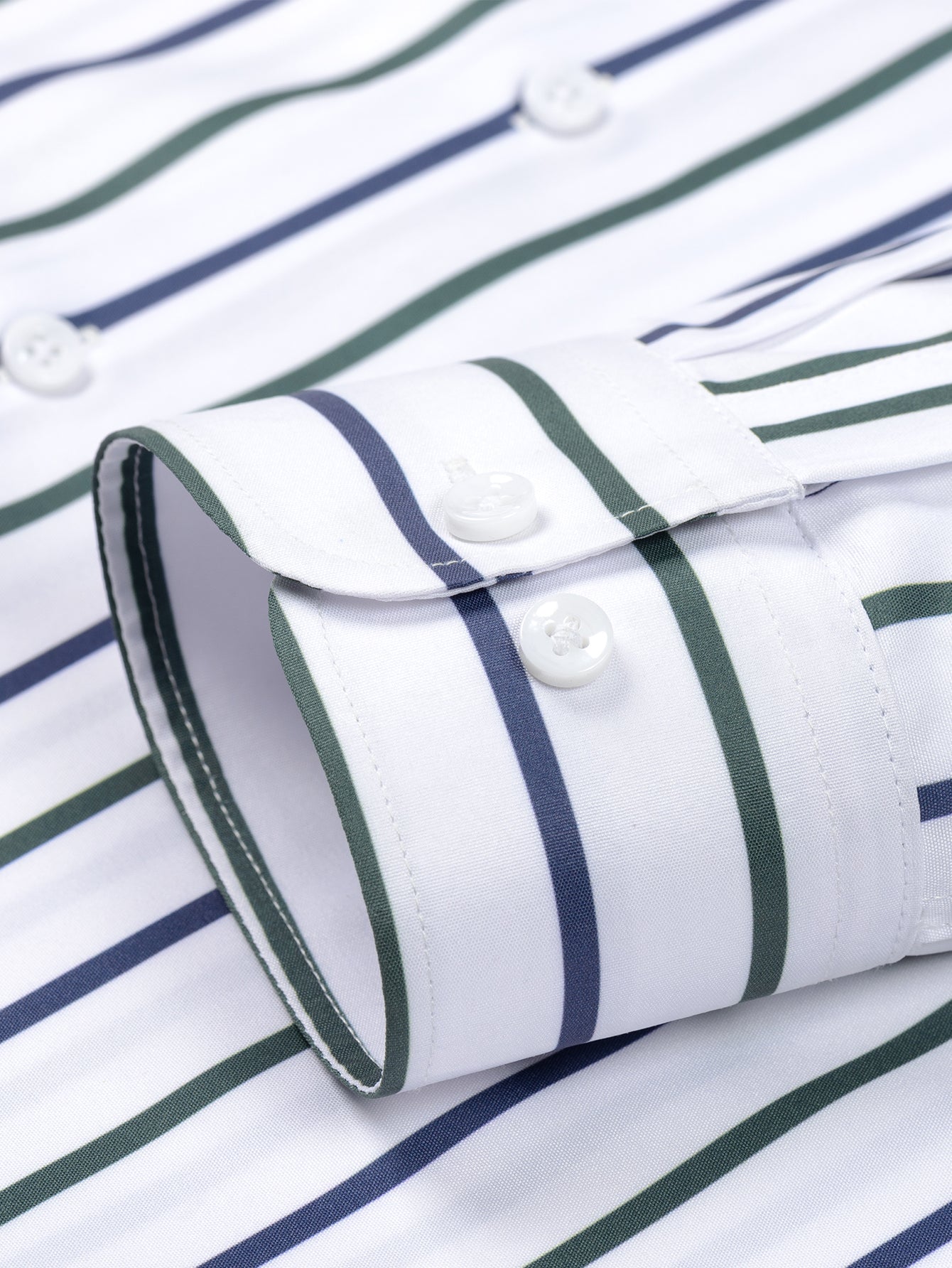 Gestreiftes Langarmhemd mit Knöpfen und schmal geschnittene Hose