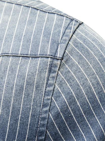 Gestreiftes gewaschenes Jeanshemd mit praktischen Taschen