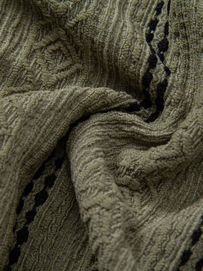 Gestreiftes Jacquard-Hemd mit Knöpfen und gerade geschnittene Leinenhose