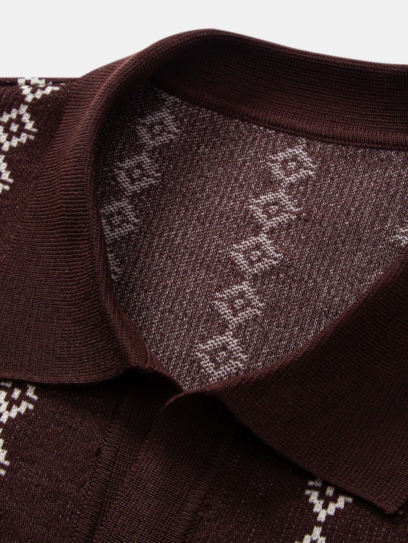 V-Ausschnitt Poloshirt mit geometrischem Strickmuster