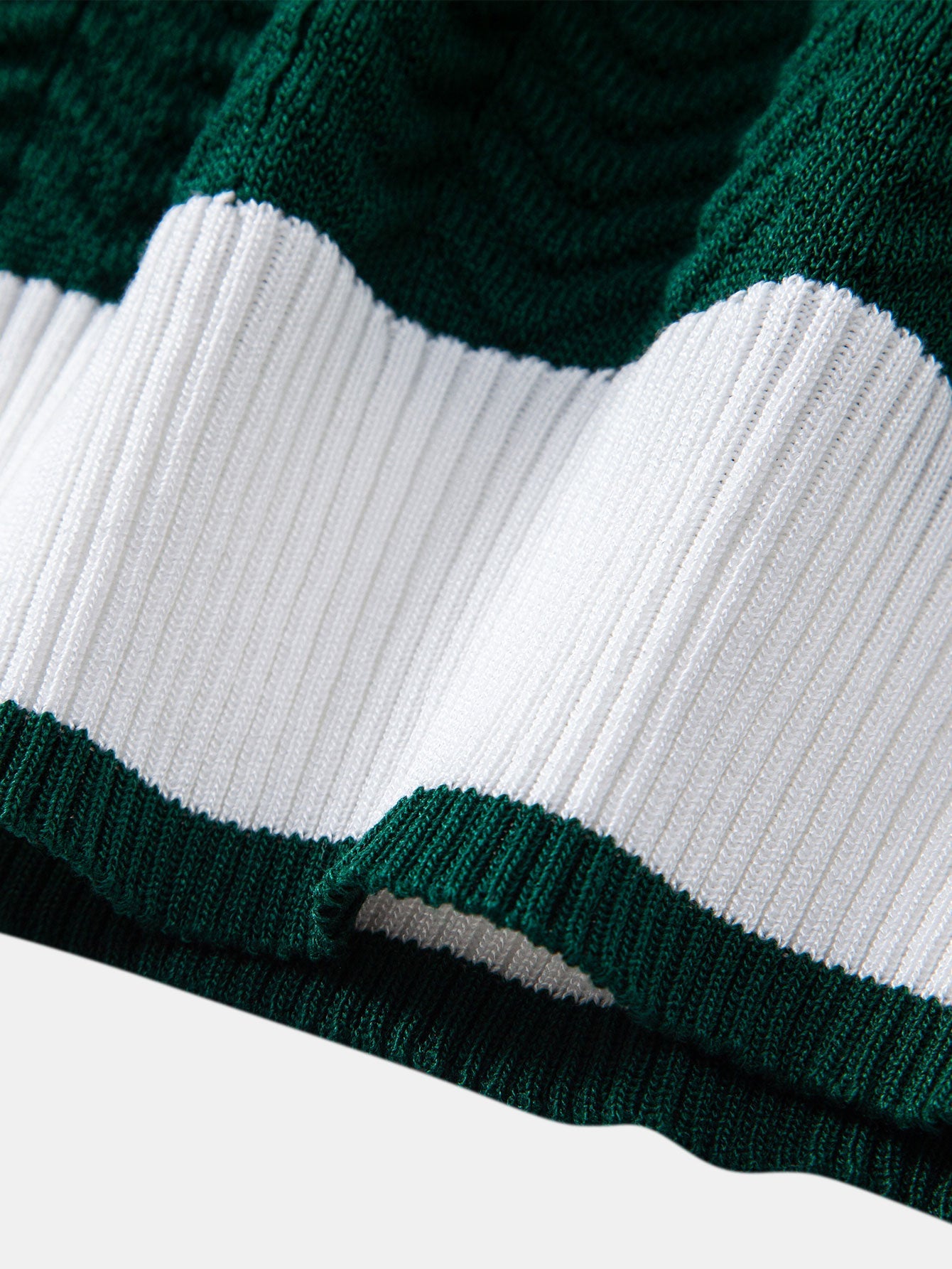 V-Ausschnitt Poloshirts mit Strukturkontrast & Slim Fit Hose