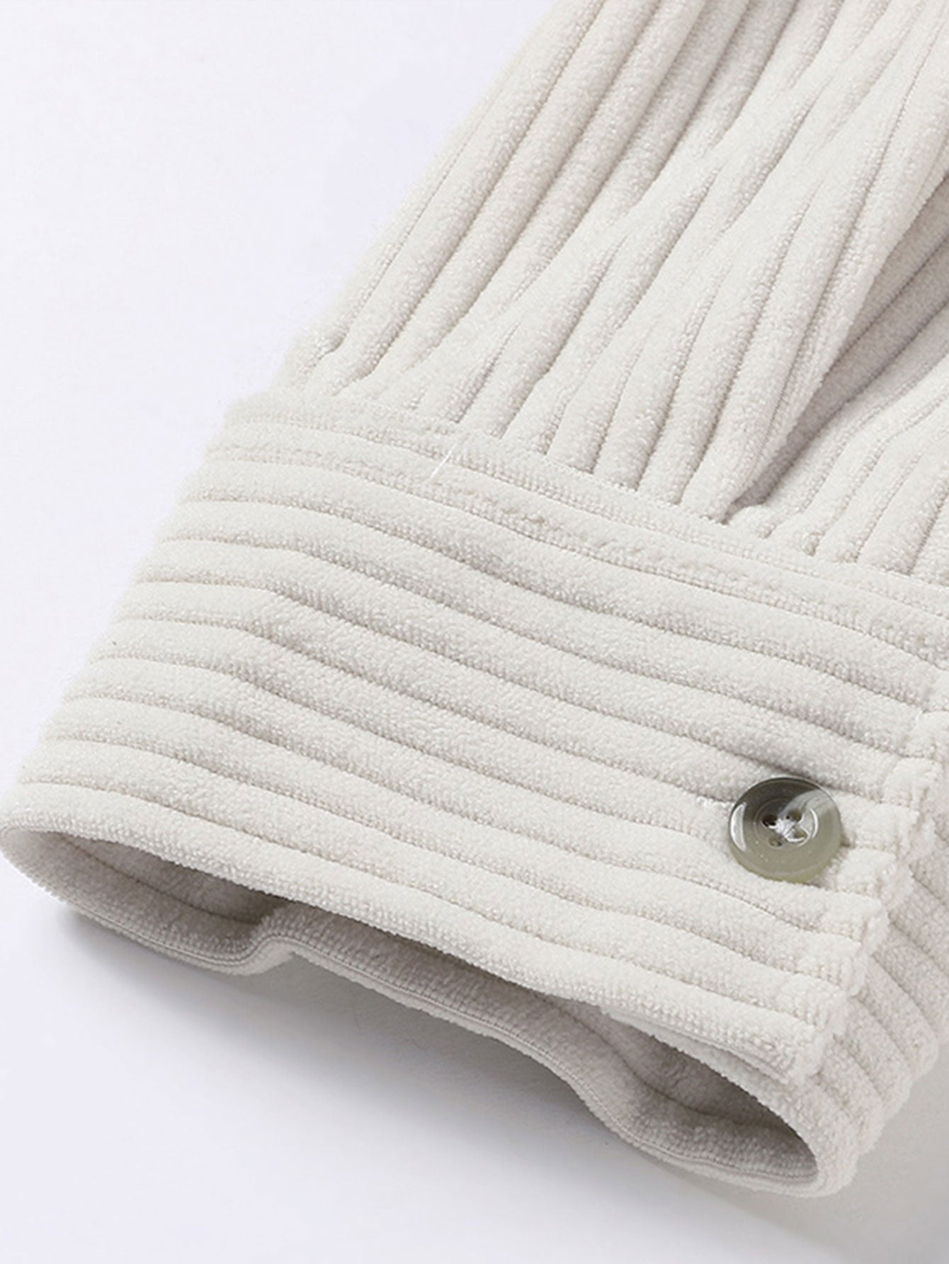 Locker sitzendes Cordhemd mit Knöpfen