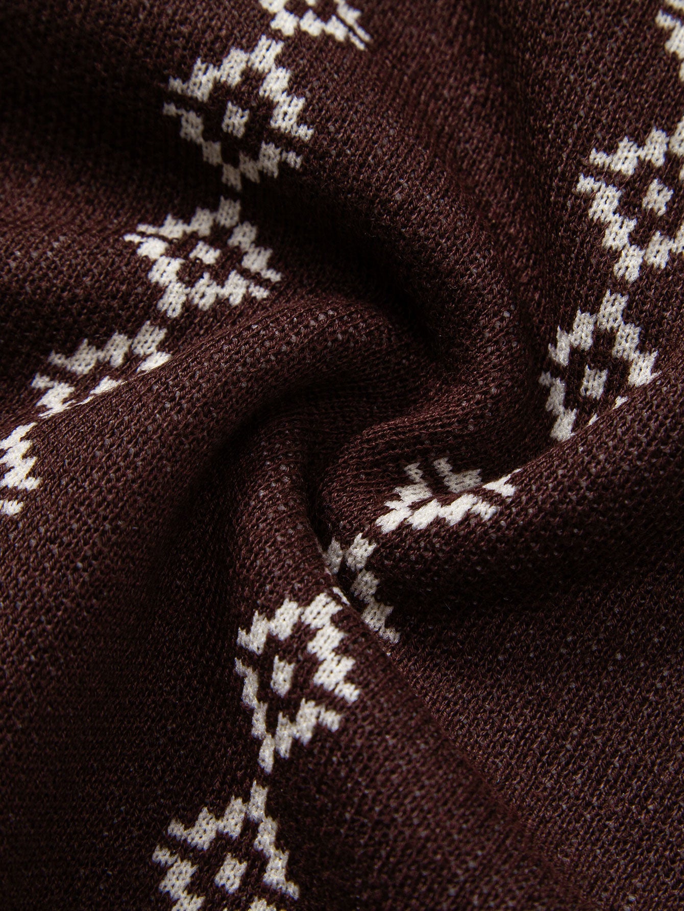 V-Ausschnitt Poloshirt mit geometrischem Strickmuster