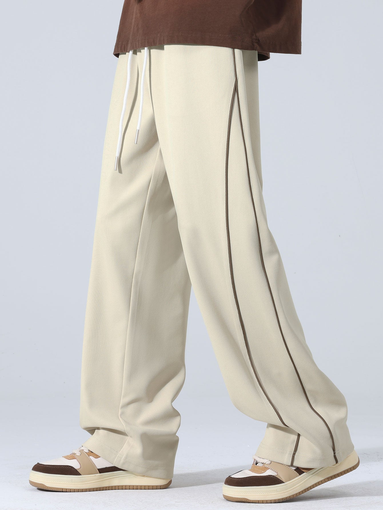 Bequeme Hose mit seitlichem Streifen