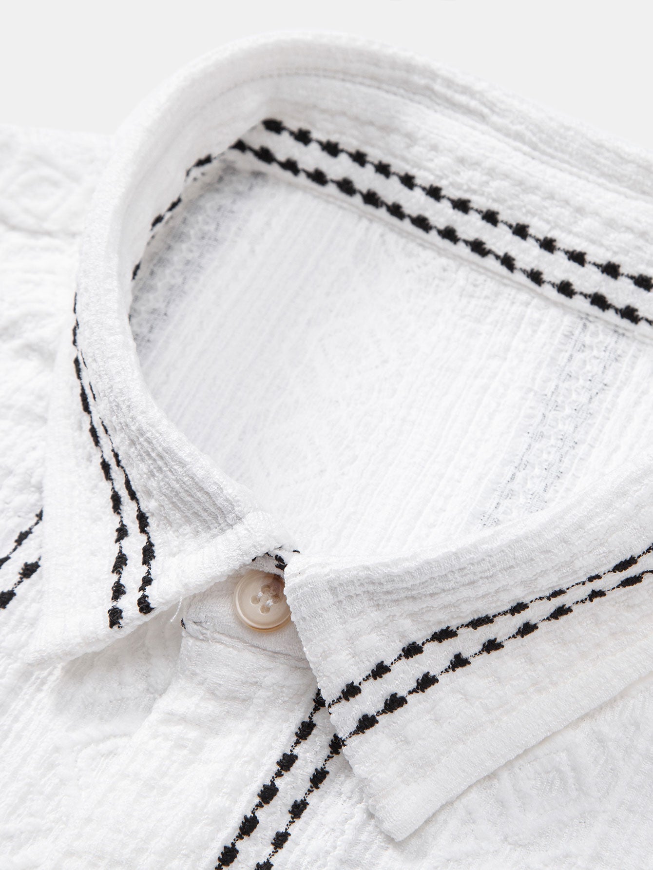 Gestreiftes Jacquard-Hemd mit Knöpfen und gerade geschnittene Leinenhose