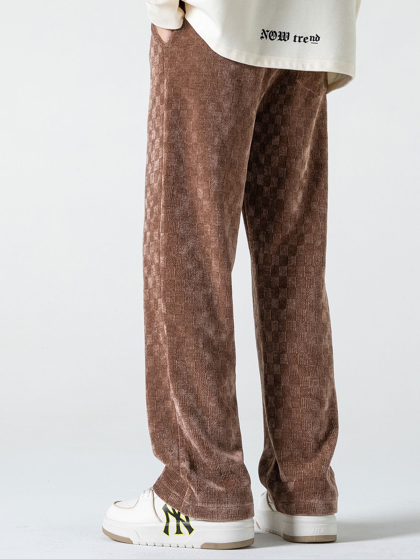 Gestreifte gerade Hose mit kariertem Design