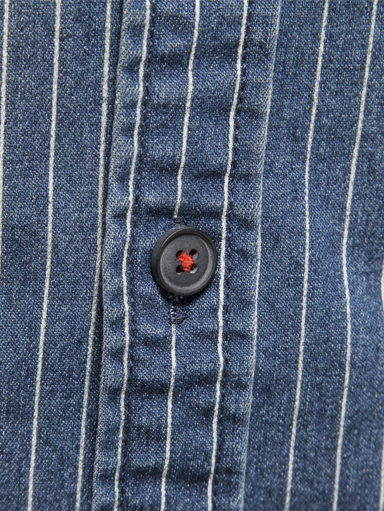 Gestreiftes gewaschenes Jeanshemd mit praktischen Taschen