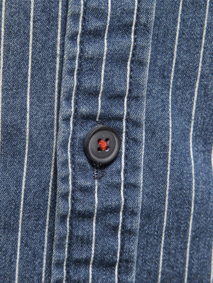 Gestreiftes gewaschenes Jeanshemd mit praktischen Taschen
