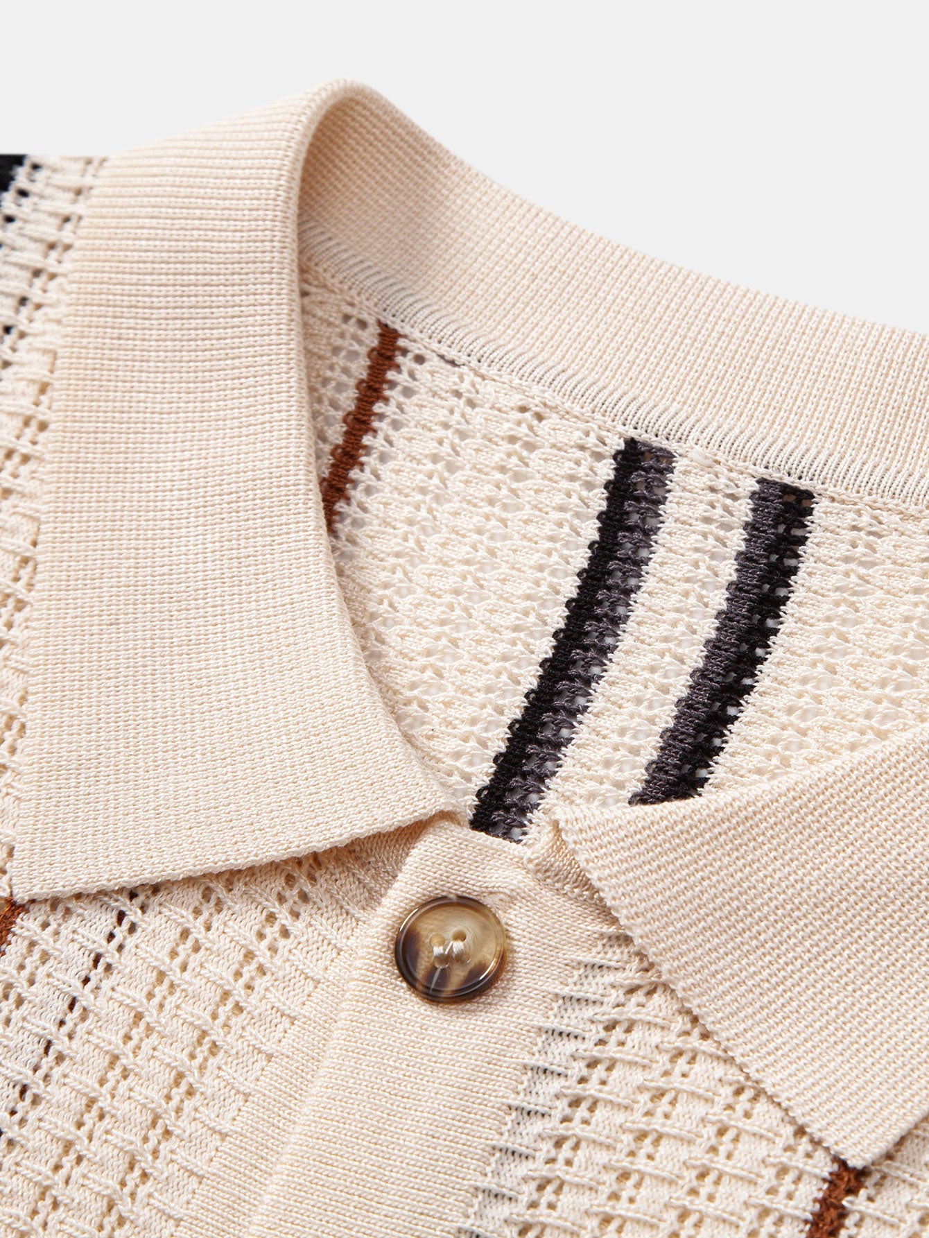 Gestreiftes Häkelhemd mit Knopfleiste