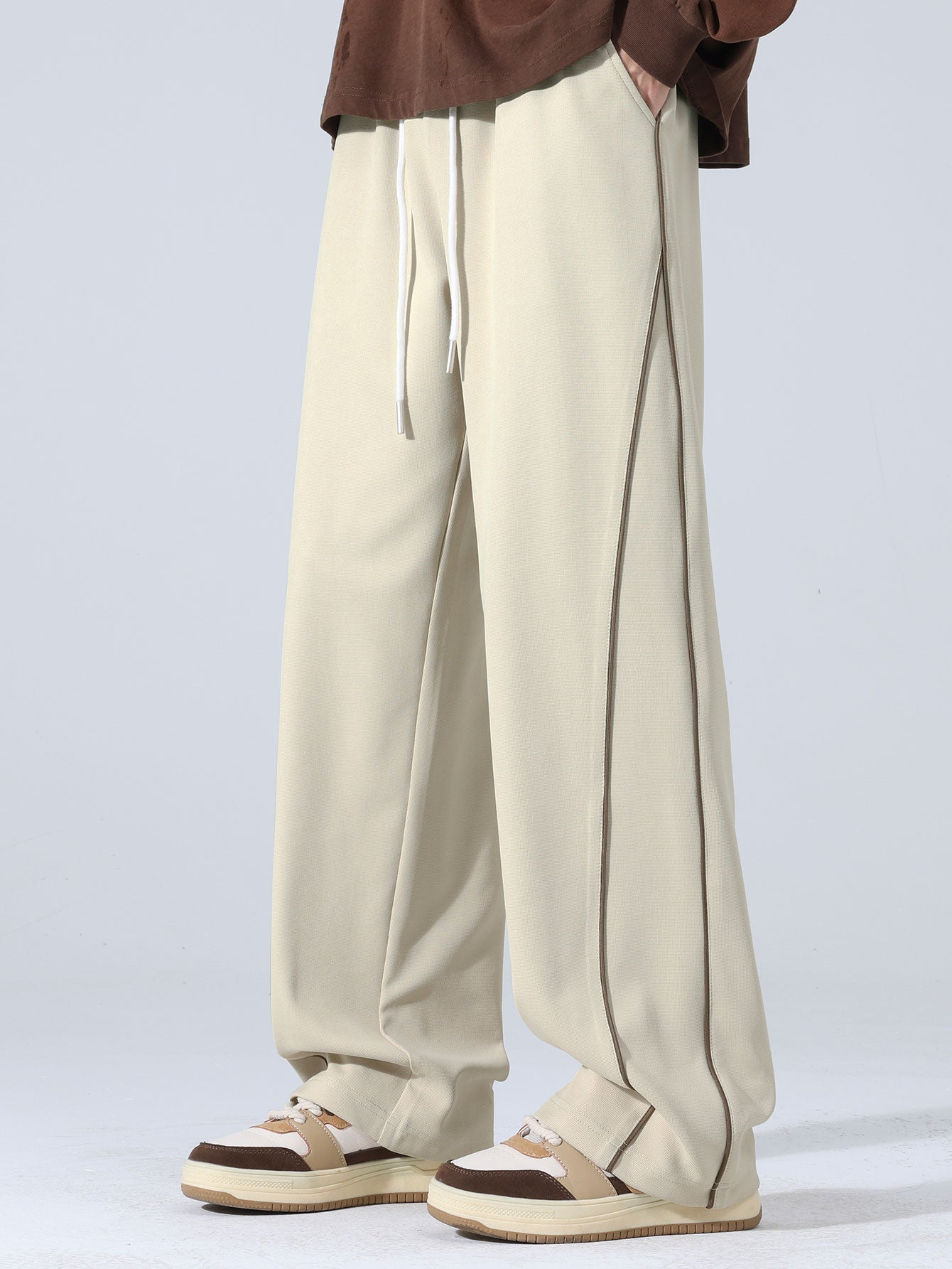 Bequeme Hose mit seitlichem Streifen