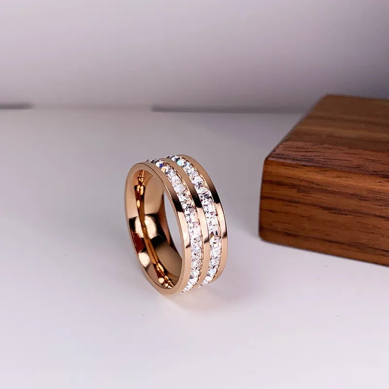 Eleganter Ring mit doppeltem Zirkonia-Einlage