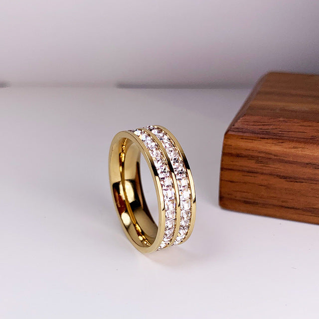 Eleganter Ring mit doppeltem Zirkonia-Einlage