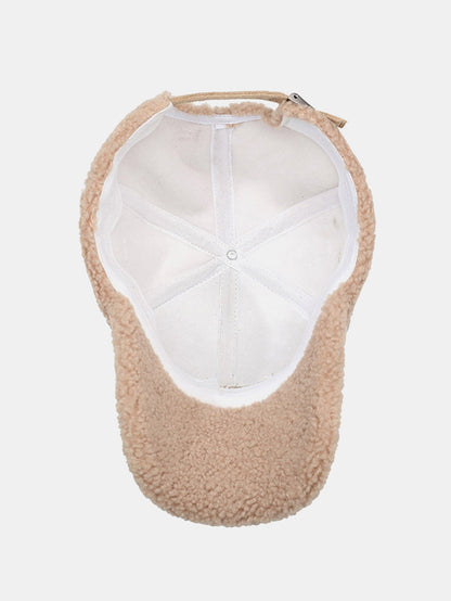 Plüschige und warme Baseballmütze aus Kunstwildleder