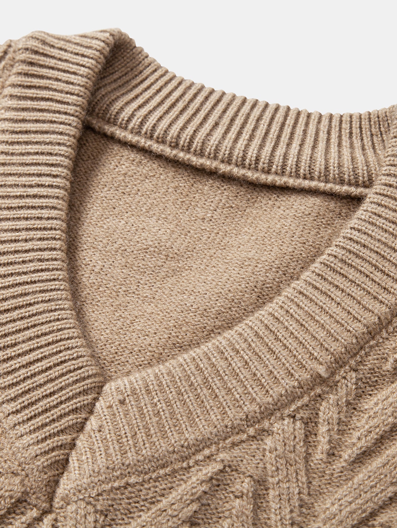 Robuster geometrischer V-Ausschnitt-Jacquard-Pullover