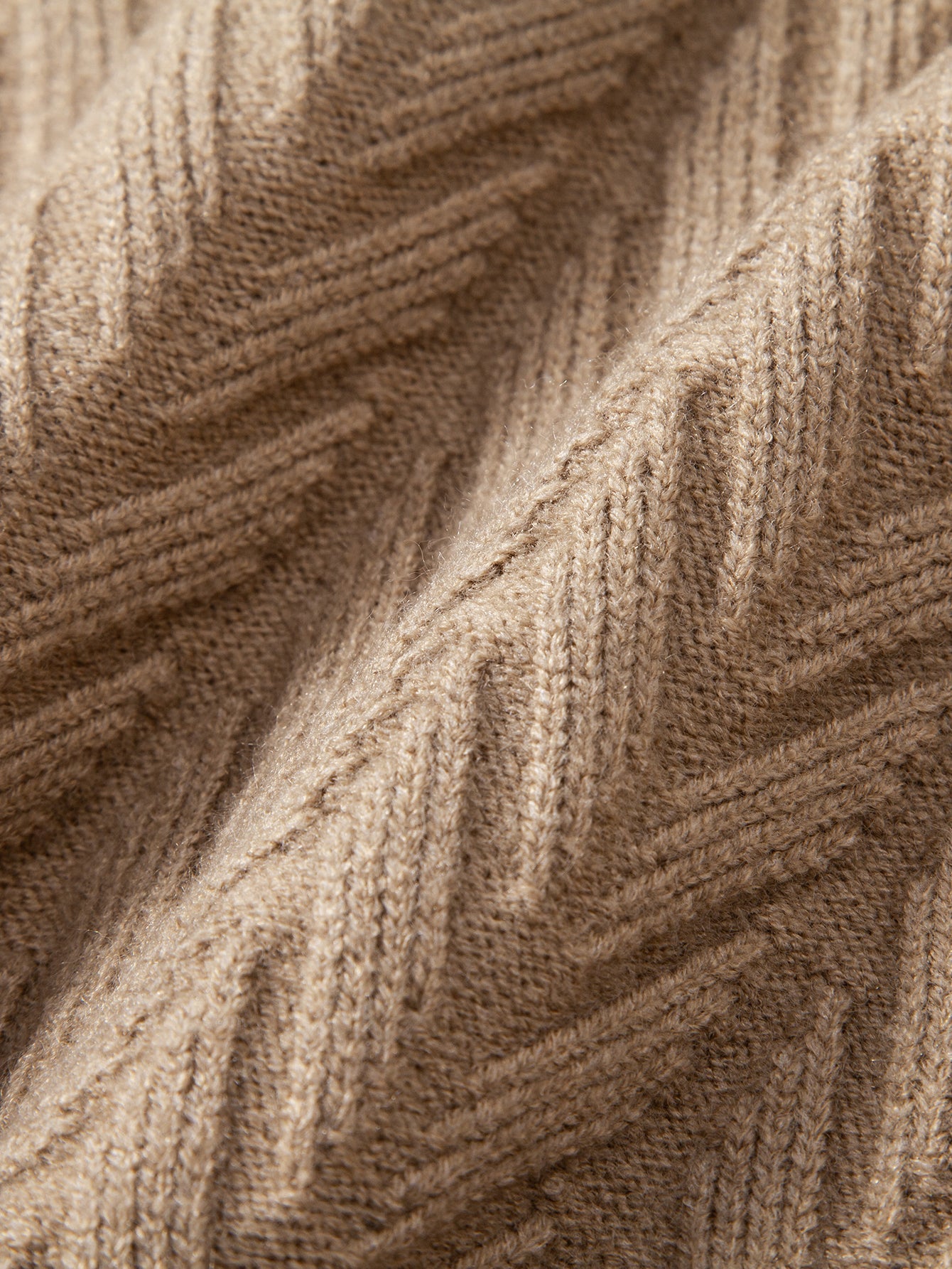 Robuster geometrischer V-Ausschnitt-Jacquard-Pullover