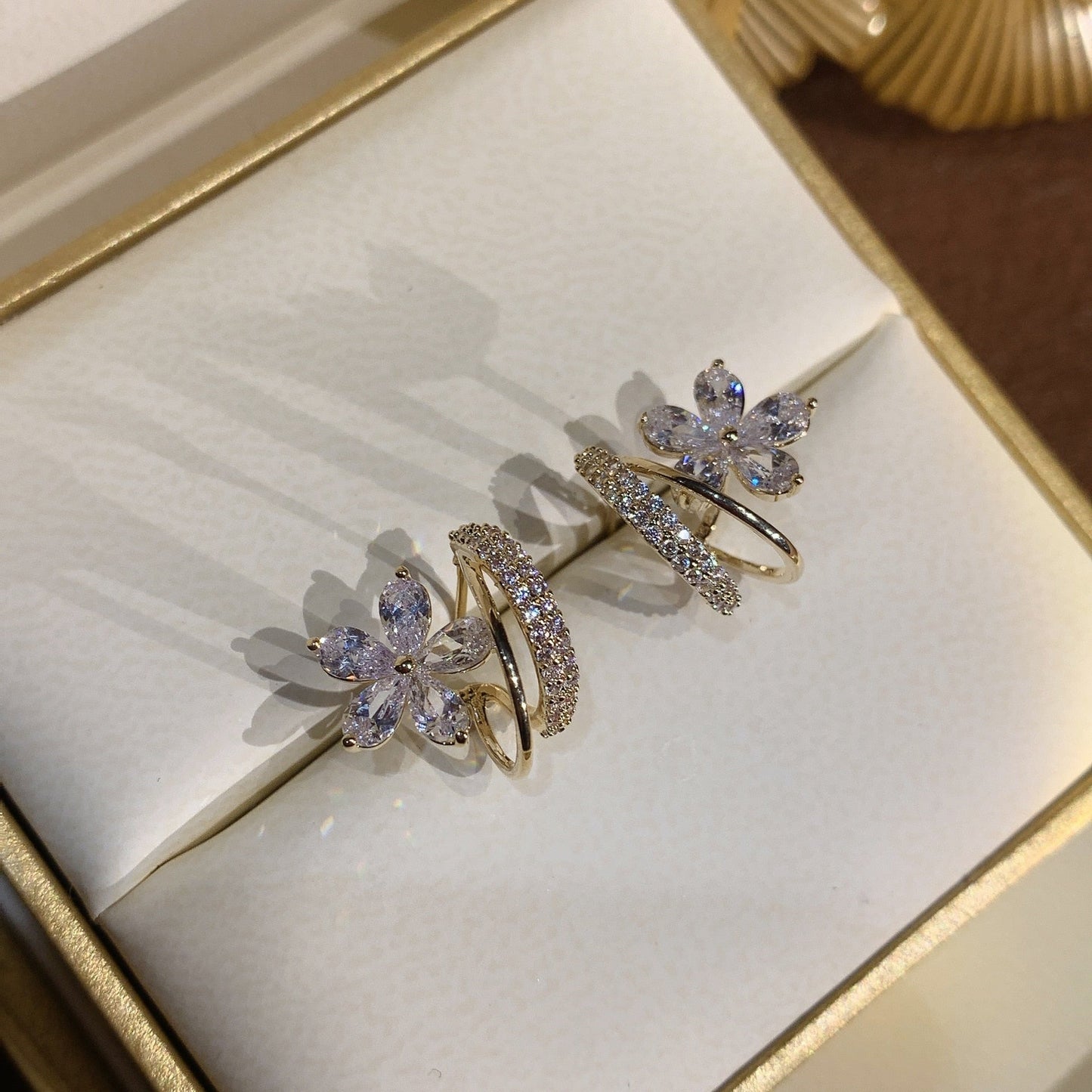 Florale Ohrringe mit Zirkonia in Gold