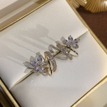 Florale Ohrringe mit Zirkonia in Gold